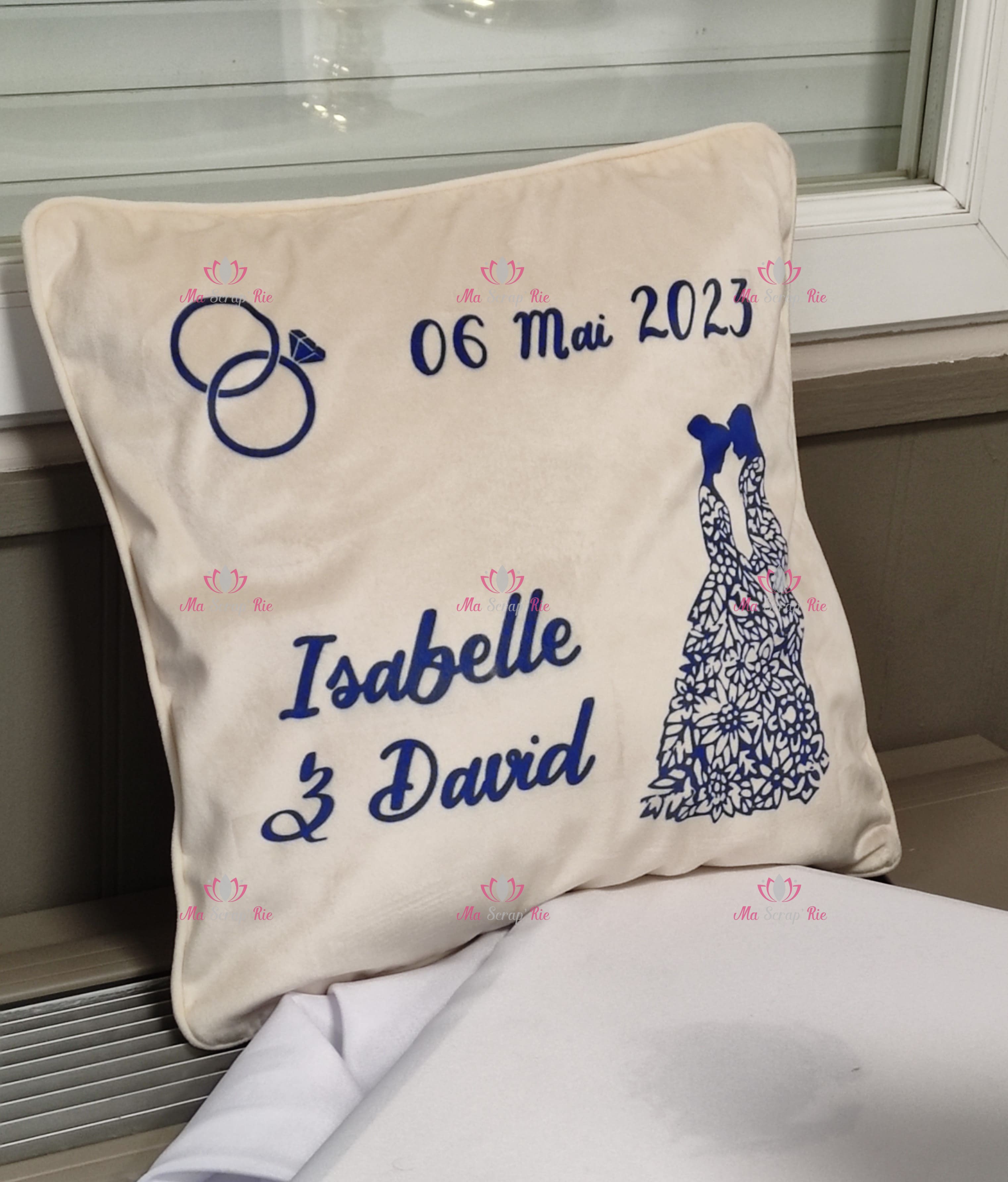 mariage, mille et une nuits, amour, conte de fée, faire parts, invitations, vin d'honneur, marque-places, boites, dragées, menus, dentelle, or, plaque, bienvenue, table, livre d'or, messages, émotions, coussin, alliances, palais, enveloppes, cadeaux, offrir, lumière, illumination